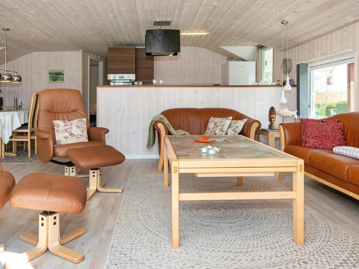 8 Person Holiday Home In Hejls 外观 照片