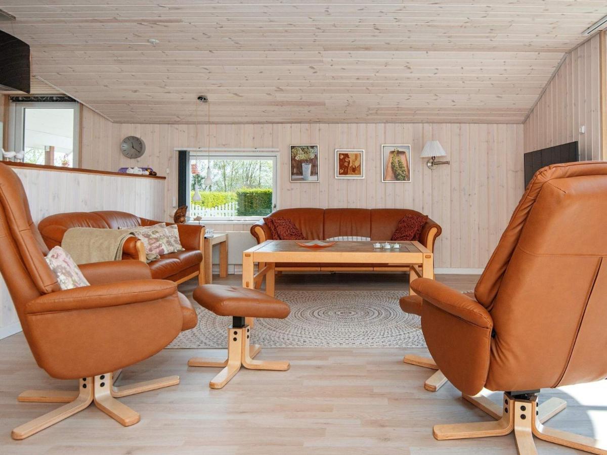8 Person Holiday Home In Hejls 外观 照片