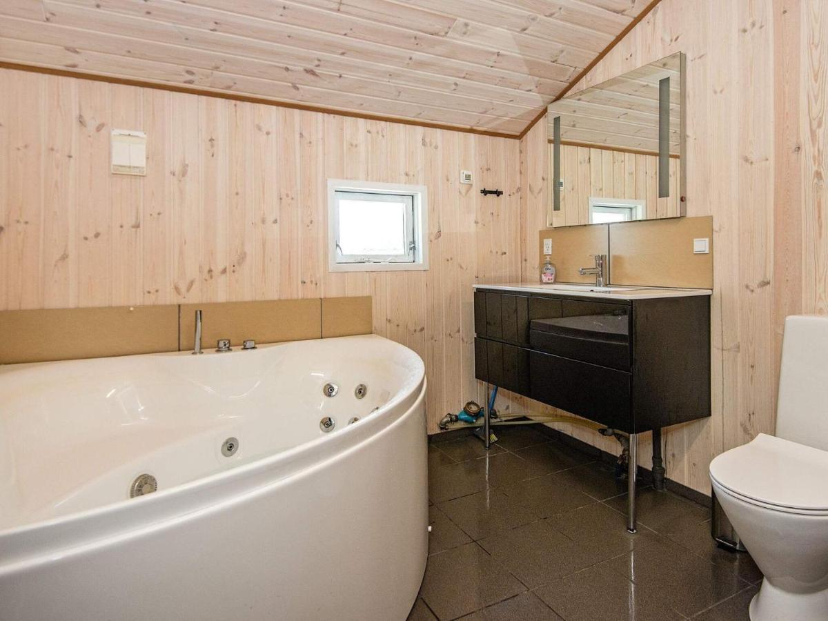 8 Person Holiday Home In Hejls 外观 照片