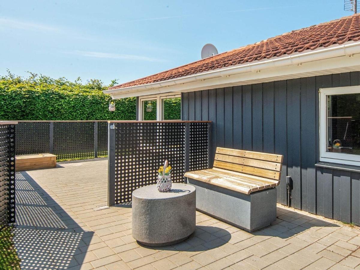 8 Person Holiday Home In Hejls 外观 照片